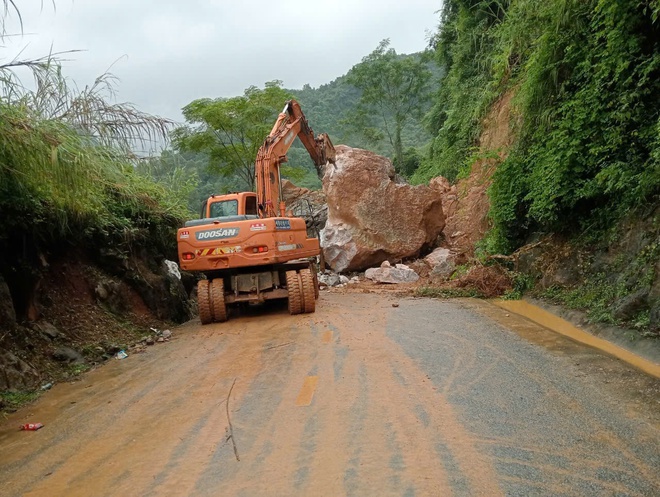 Cao Bằng: Hàng nghìn vị trí sạt lở, đất đá tràn xuống mặt đường gần 800 nghìn mét khối - Ảnh 4.