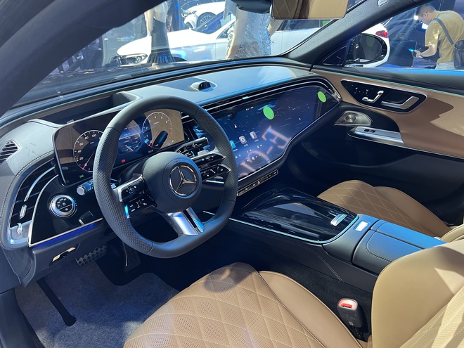 Mercedes-Benz E-Class 2025 chốt giá từ 2,449 tỷ đồng, điểm nhấn màn hình và ADAS - Ảnh 8.