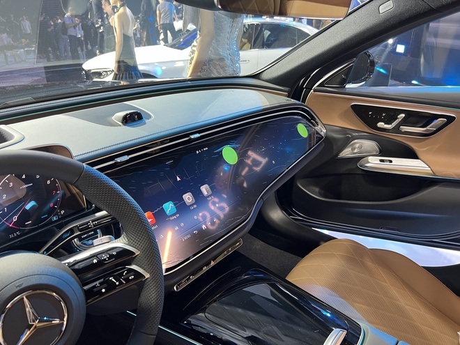 Mercedes-Benz E-Class 2025 chốt giá từ 2,449 tỷ đồng, điểm nhấn màn hình và ADAS - Ảnh 10.
