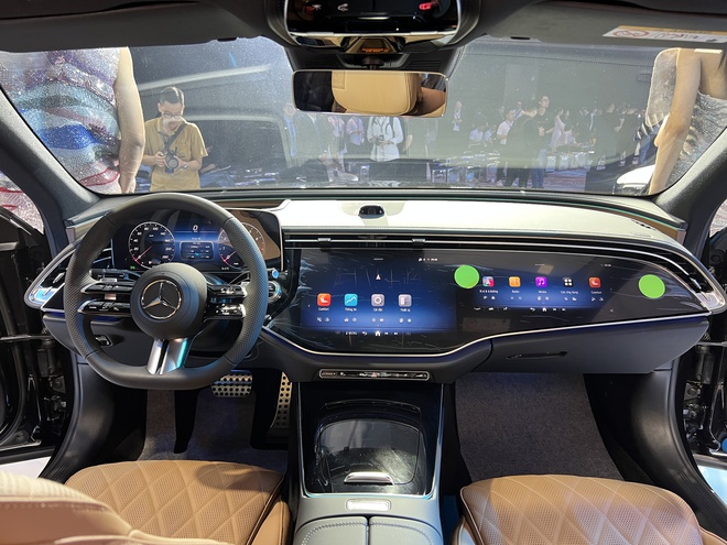 Mercedes-Benz E-Class 2025 chốt giá từ 2,449 tỷ đồng, điểm nhấn màn hình và ADAS - Ảnh 7.