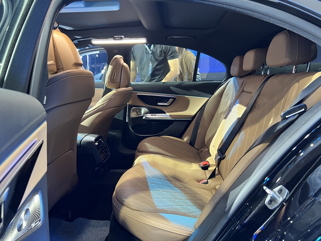 Mercedes-Benz E-Class 2025 chốt giá từ 2,449 tỷ đồng, điểm nhấn màn hình và ADAS - Ảnh 12.