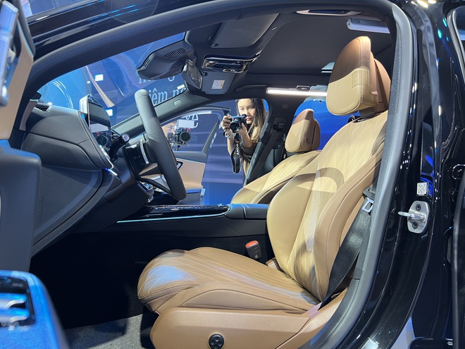 Mercedes-Benz E-Class 2025 chốt giá từ 2,449 tỷ đồng, điểm nhấn màn hình và ADAS - Ảnh 11.