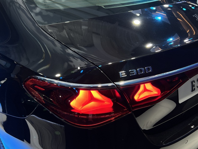 Mercedes-Benz E-Class 2025 chốt giá từ 2,449 tỷ đồng, điểm nhấn màn hình và ADAS - Ảnh 6.