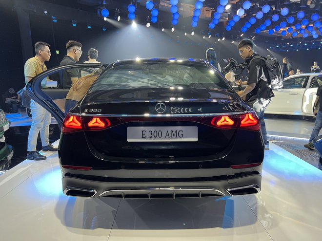 Mercedes-Benz E-Class 2025 chốt giá từ 2,449 tỷ đồng, điểm nhấn màn hình và ADAS - Ảnh 5.