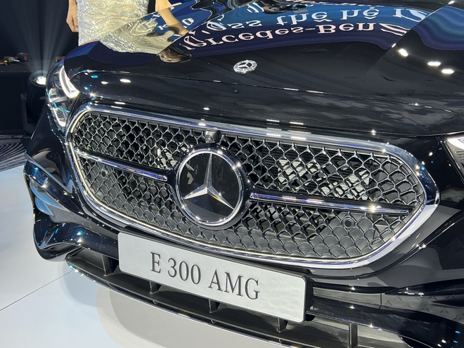 Mercedes-Benz E-Class 2025 chốt giá từ 2,449 tỷ đồng, điểm nhấn màn hình và ADAS - Ảnh 3.
