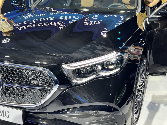 Mercedes-Benz E-Class 2025 chốt giá từ 2,449 tỷ đồng, điểm nhấn màn hình và ADAS - Ảnh 4.