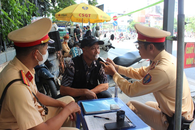 Đồng loạt kiểm tra nồng độ cồn trên toàn quốc - Ảnh 4.