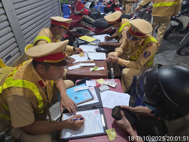 CSGT toàn quuốc xuyên đêm kiểm tra nồng độ cồn trên nhiều tuyến đường - Ảnh 9.