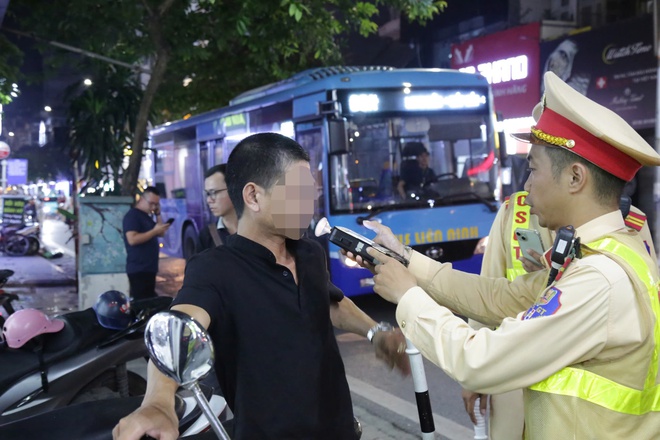 CSGT toàn quuốc xuyên đêm kiểm tra nồng độ cồn trên nhiều tuyến đường - Ảnh 8.