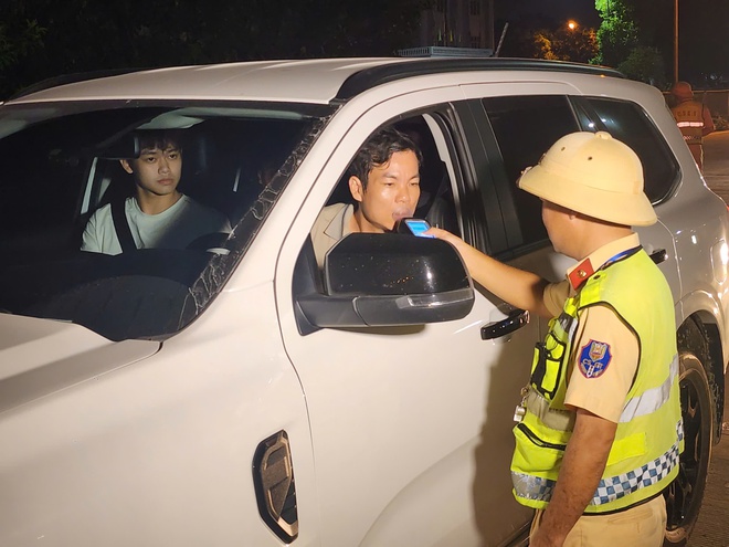 CSGT toàn quuốc xuyên đêm kiểm tra nồng độ cồn trên nhiều tuyến đường - Ảnh 3.