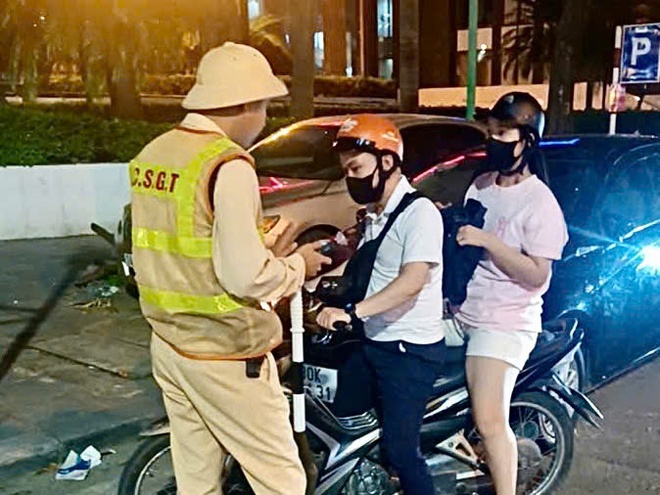CSGT toàn quuốc xuyên đêm kiểm tra nồng độ cồn trên nhiều tuyến đường - Ảnh 5.