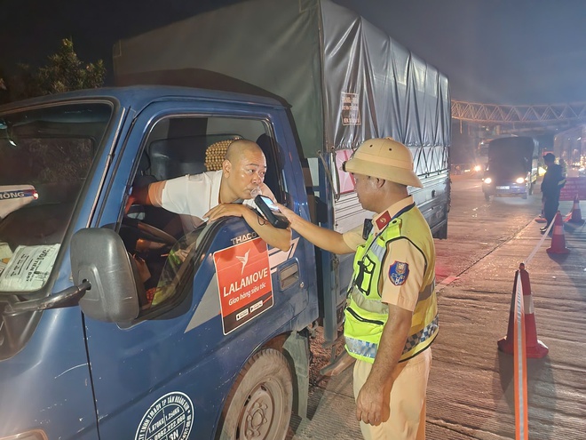 CSGT toàn quuốc xuyên đêm kiểm tra nồng độ cồn trên nhiều tuyến đường - Ảnh 2.
