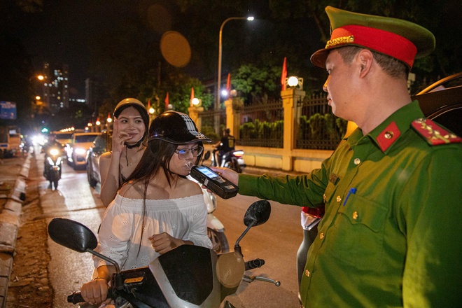 CSGT toàn quuốc xuyên đêm kiểm tra nồng độ cồn trên nhiều tuyến đường - Ảnh 6.