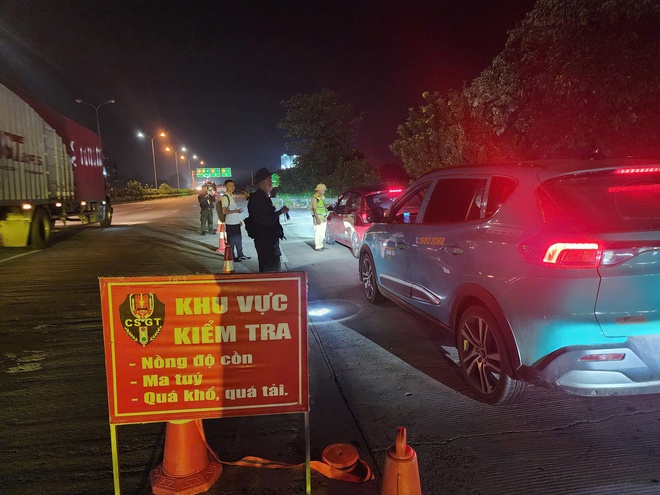 CSGT toàn quuốc xuyên đêm kiểm tra nồng độ cồn trên nhiều tuyến đường - Ảnh 1.