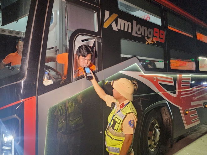 CSGT toàn quuốc xuyên đêm kiểm tra nồng độ cồn trên nhiều tuyến đường - Ảnh 4.