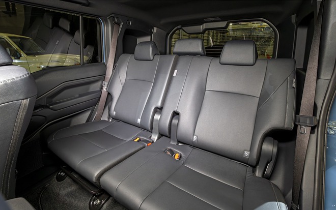 Ngắm Toyota Land Cruiser FJ 2026 ngoài đời thực, dân off-road mê mẩn - Ảnh 8.