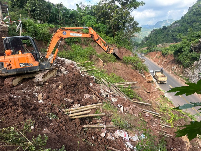 Cận cảnh xử lý điểm mất ATGT tại Km300+750 QL6 - Ảnh 3.