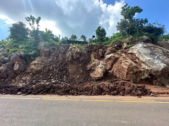 Cận cảnh xử lý điểm mất ATGT tại Km300+750 QL6 - Ảnh 7.