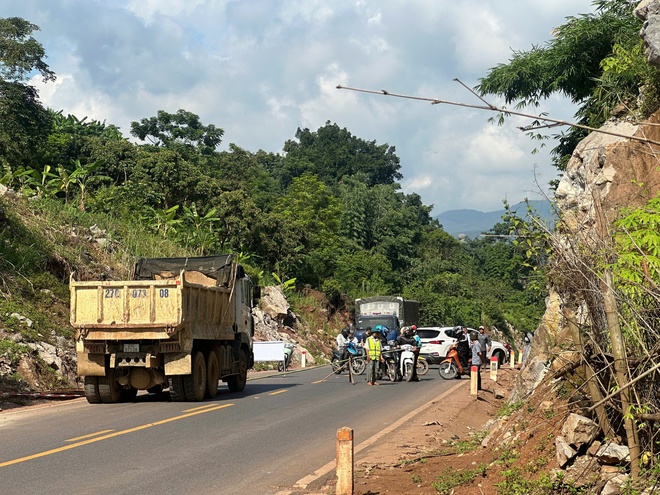 Cận cảnh xử lý điểm mất ATGT tại Km300+750 QL6 - Ảnh 4.