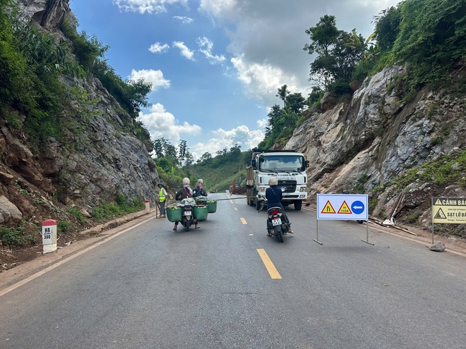 Cận cảnh xử lý điểm mất ATGT tại Km300+750 QL6 - Ảnh 5.