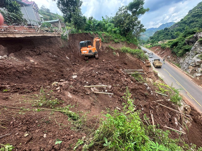 Cận cảnh xử lý điểm mất ATGT tại Km300+750 QL6 - Ảnh 9.