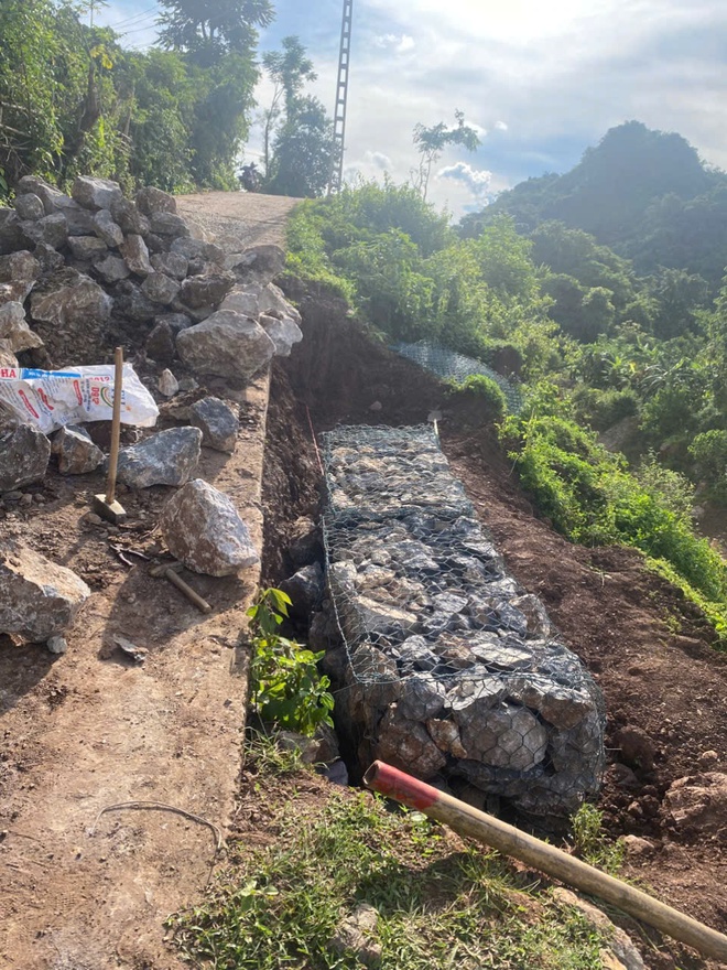 Cận cảnh xử lý điểm mất ATGT tại Km300+750 QL6 - Ảnh 8.
