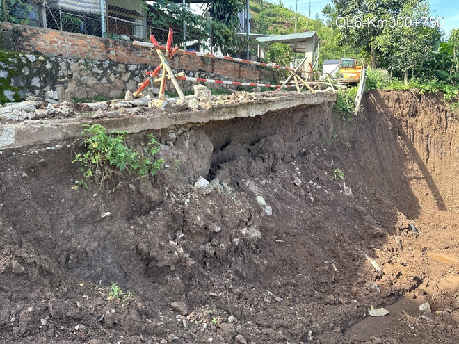 Cận cảnh xử lý điểm mất ATGT tại Km300+750 QL6 - Ảnh 1.