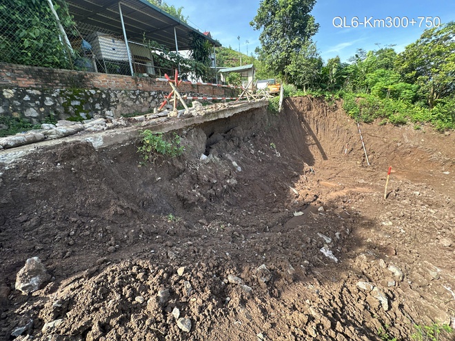 Cận cảnh xử lý điểm mất ATGT tại Km300+750 QL6 - Ảnh 2.