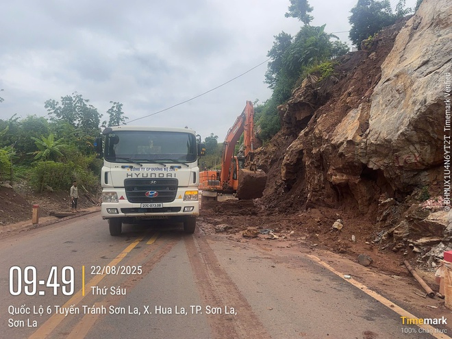 Cận cảnh xử lý điểm mất ATGT tại Km300+750 QL6 - Ảnh 10.