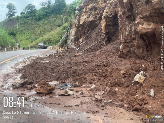 Cận cảnh xử lý điểm mất ATGT tại Km300+750 QL6 - Ảnh 11.