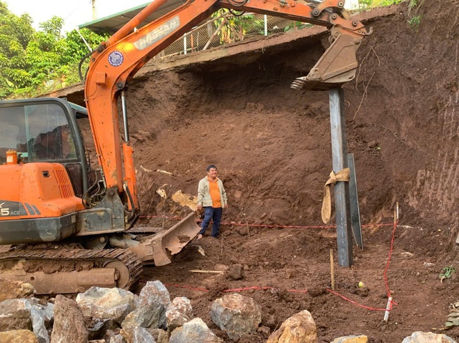 Cận cảnh xử lý điểm mất ATGT tại Km300+750 QL6 - Ảnh 12.