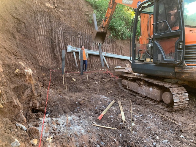 Cận cảnh xử lý điểm mất ATGT tại Km300+750 QL6 - Ảnh 13.