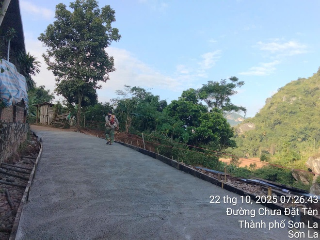 Cận cảnh xử lý điểm mất ATGT tại Km300+750 QL6 - Ảnh 14.