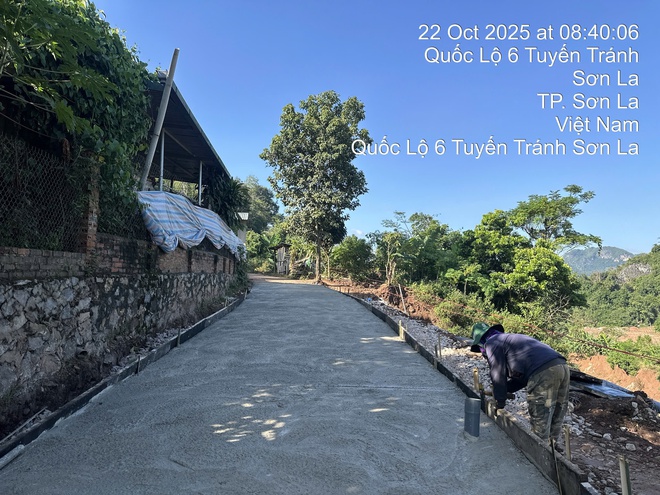 Cận cảnh xử lý điểm mất ATGT tại Km300+750 QL6 - Ảnh 15.