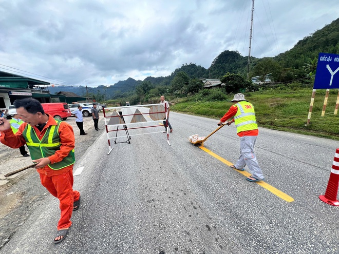 Thí điểm ứng dụng công nghệ phản quang thế hệ mới trên QL6 - Ảnh 1.