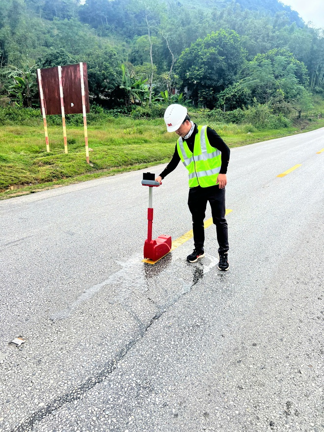 Thí điểm ứng dụng công nghệ phản quang thế hệ mới trên QL6 - Ảnh 2.