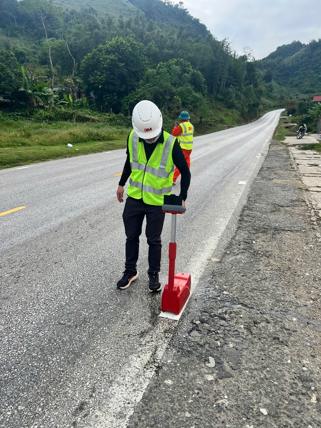 Thí điểm ứng dụng công nghệ phản quang thế hệ mới trên QL6 - Ảnh 3.