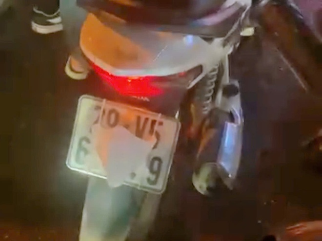 Cục trưởng CSGT chỉ đạo truy tìm xử lý thanh niên che biển số xe máy gây bức xúc dư luận xã hội
- Ảnh 2.