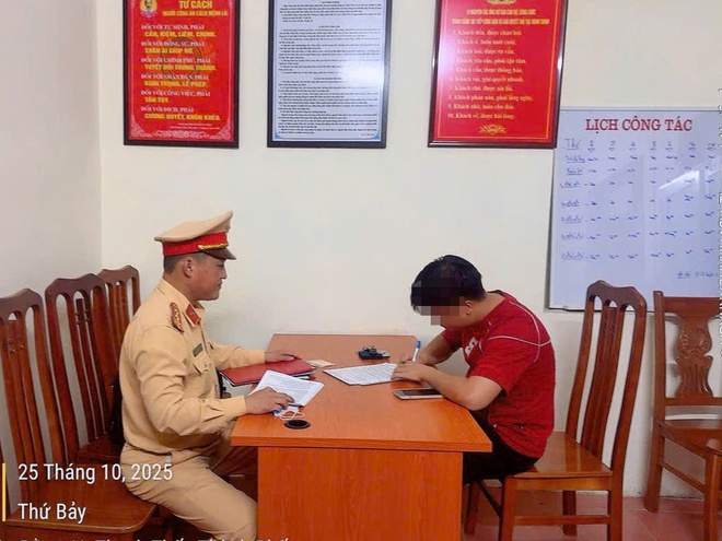 Cục trưởng CSGT chỉ đạo truy tìm xử lý thanh niên che biển số xe máy gây bức xúc dư luận xã hội
- Ảnh 1.