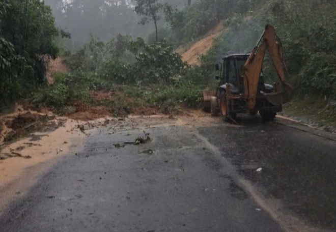 Sạt lở nghiêm trọng gây ách tâc giao thông tuyến đường Hồ Chí Minh qua Đà Nẵng và Quảng Ngãi- Ảnh 5.