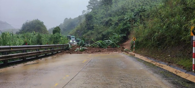 Sạt lở nghiêm trọng gây ách tâc giao thông tuyến đường Hồ Chí Minh qua Đà Nẵng và Quảng Ngãi- Ảnh 7.