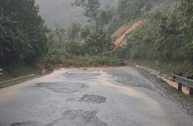 Sạt lở nghiêm trọng gây ách tâc giao thông tuyến đường Hồ Chí Minh qua Đà Nẵng và Quảng Ngãi- Ảnh 6.