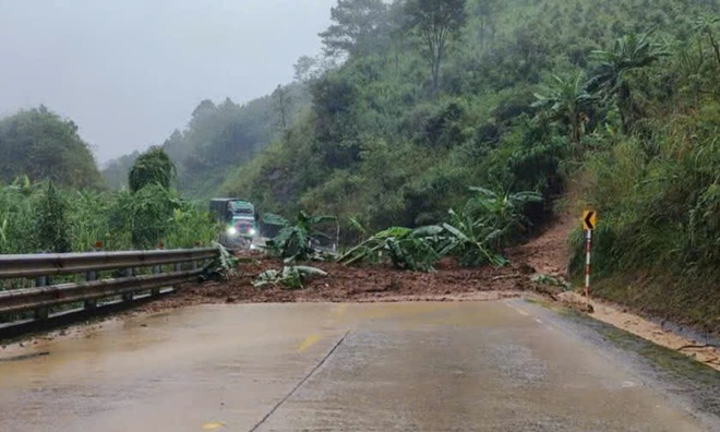 Sạt lở nghiêm trọng gây ách tâc giao thông tuyến đường Hồ Chí Minh qua Đà Nẵng và Quảng Ngãi- Ảnh 2.