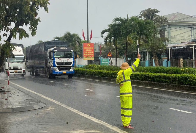 Sạt lở gây tắc tuyến đường đèo Lò Xo: CSGT Đà Nẵng bám tuyến, đảm bảo ATGT- Ảnh 5.