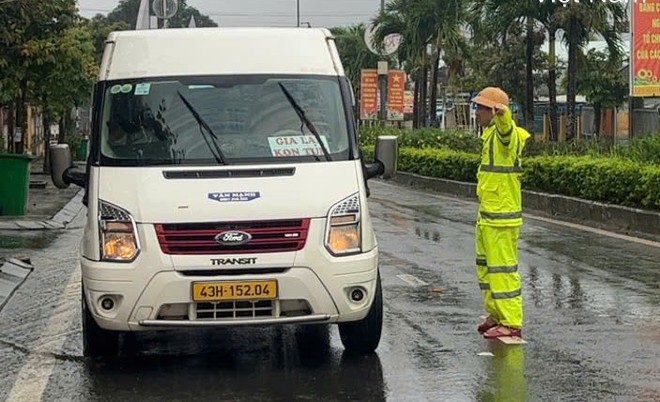 Sạt lở gây tắc tuyến đường đèo Lò Xo: CSGT Đà Nẵng bám tuyến, đảm bảo ATGT- Ảnh 8.