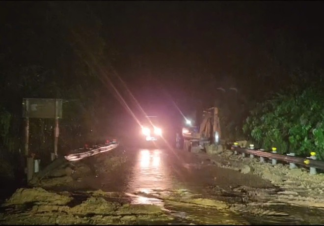 Dầm mưa, xuyên ngày đêm khắc phục sạt lở thông đường Hồ Chí Minh qua đèo Lò Xo - Ảnh 8.