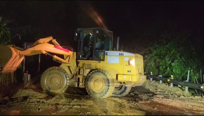 Dầm mưa, xuyên ngày đêm khắc phục sạt lở thông đường Hồ Chí Minh qua đèo Lò Xo - Ảnh 4.