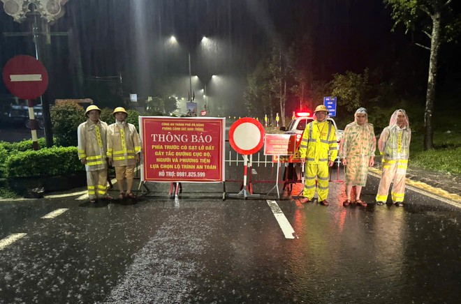 Sạt lở gây tắc tuyến đường đèo Lò Xo: CSGT Đà Nẵng bám tuyến, đảm bảo ATGT- Ảnh 2.