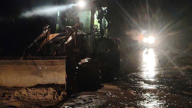 Dầm mưa, xuyên ngày đêm khắc phục sạt lở thông đường Hồ Chí Minh qua đèo Lò Xo - Ảnh 11.