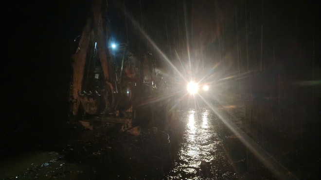 Dầm mưa, xuyên ngày đêm khắc phục sạt lở thông đường Hồ Chí Minh qua đèo Lò Xo - Ảnh 10.